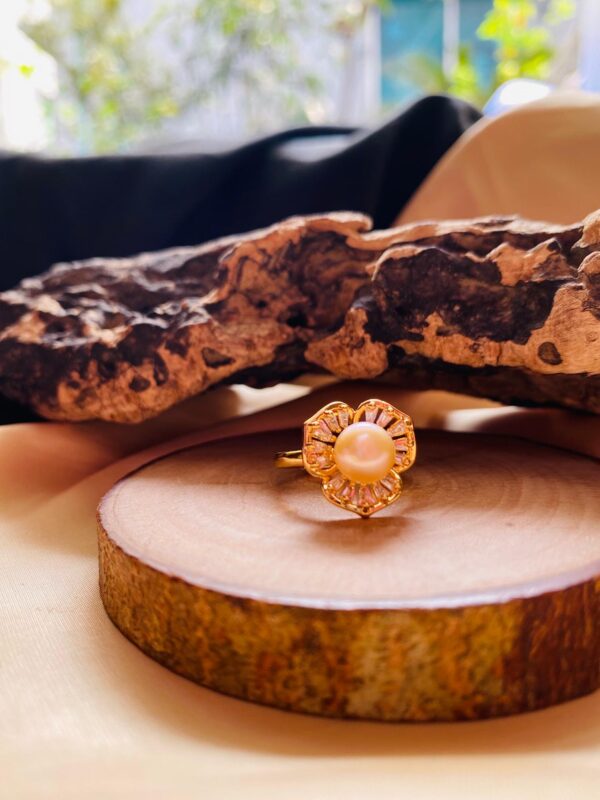 Pearl Finger Ring V10 Gold