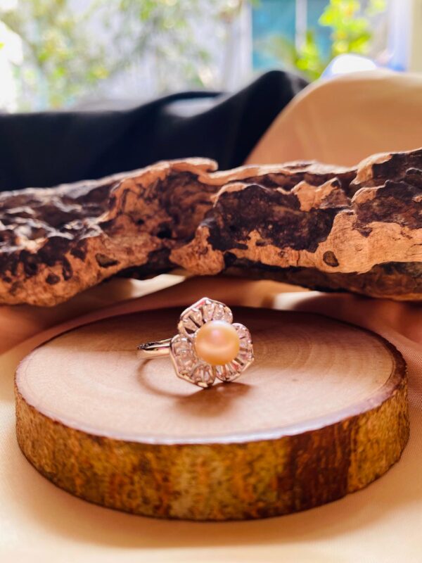 Pearl Finger Ring V10 White