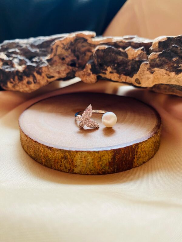 Pearl Finger Ring V6 white