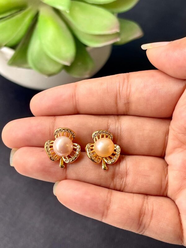 Pearl Earring V2