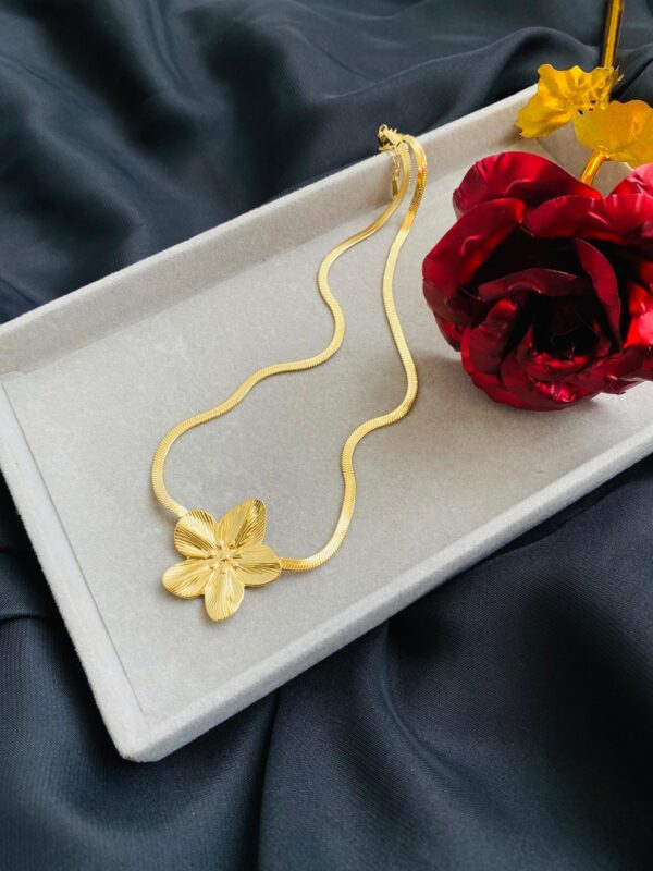 Single Flower Necklace