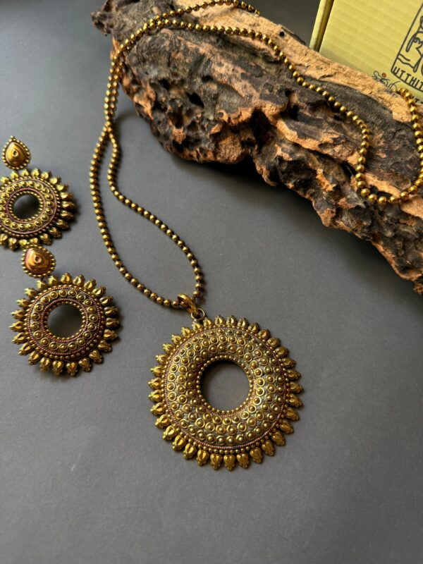 Long Necklace - বৃত্ত
