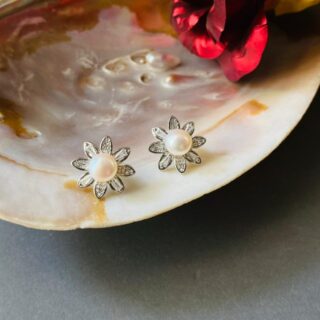 Pearl Daisy Studs V1