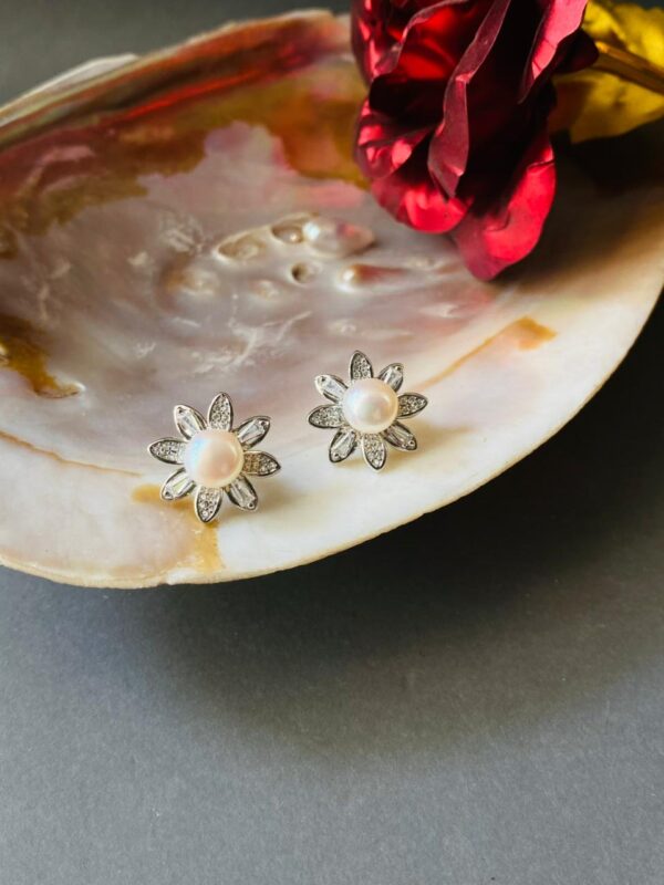 Pearl Daisy Studs V1