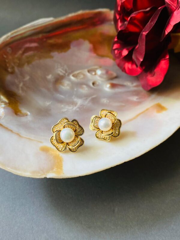 Pearl Daisy Studs V2