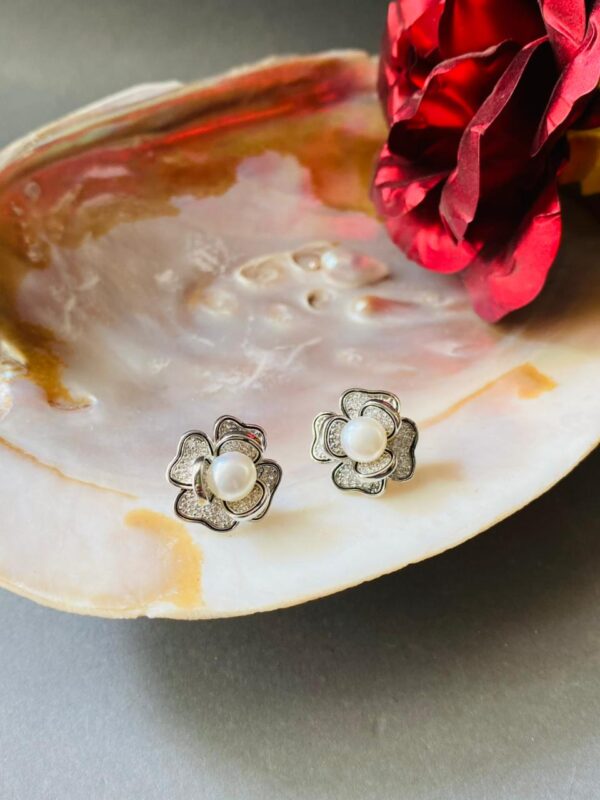 Pearl Daisy Studs V3